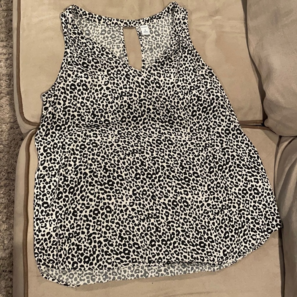 Like new Old Navy medium leopard print top